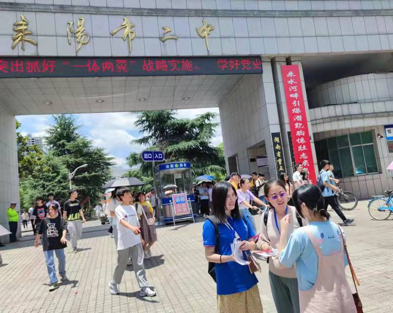 招生宣传组为学生提供热情服务