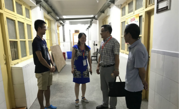 易刚强慰问招生录取工作人员